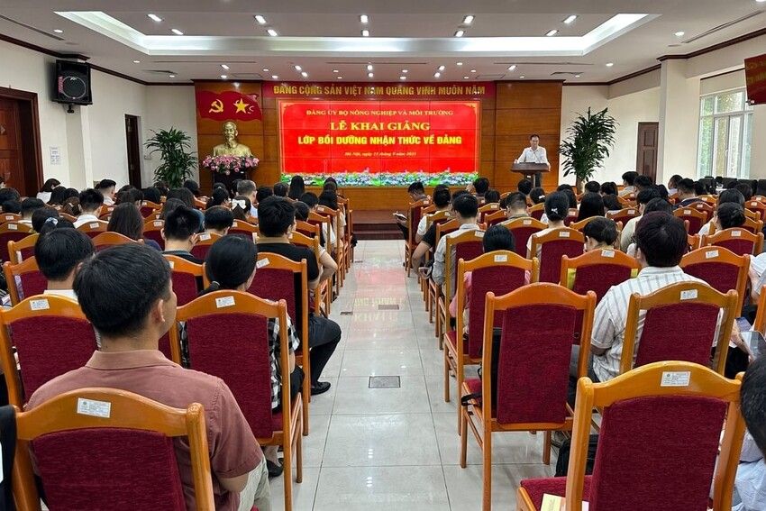 Đảng ủy Bộ Nông nghiệp và Môi trường bồi dưỡng nhận thức về Đảng cho 266 học viên