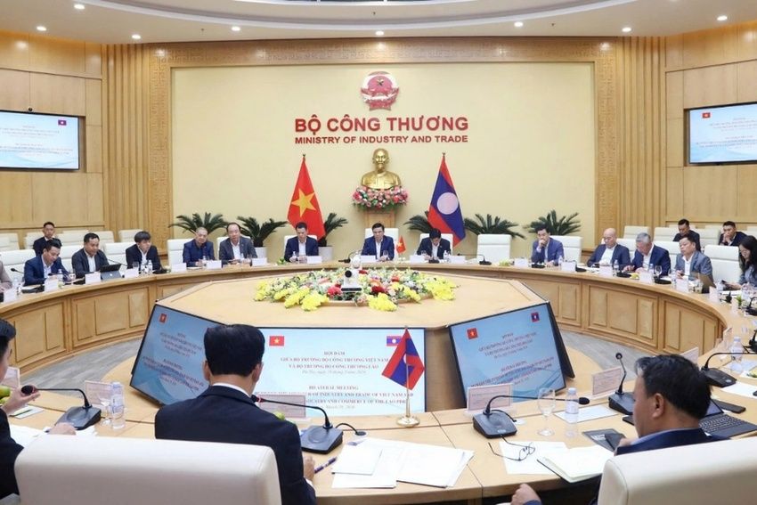 Quyền Bộ trưởng Bộ Công Thương Việt Nam Lê Mạnh Hùng làm việc với Bộ trưởng Bộ Công Thương Lào Malaithong Kommasith