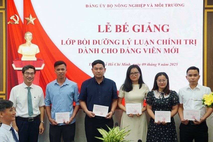 Bế giảng lớp bồi dưỡng lý luận chính trị cho Đảng viên mới