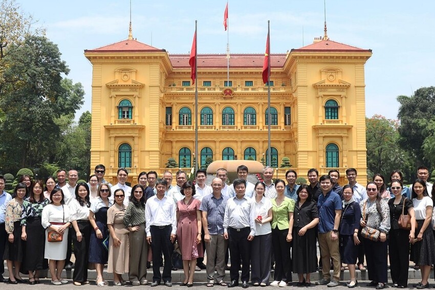 Cán bộ ngoại giao nâng cao tinh thần cống hiến, phụng sự Tổ quốc, phục vụ Nhân dân theo tấm gương Chủ tịch Hồ Chí Minh