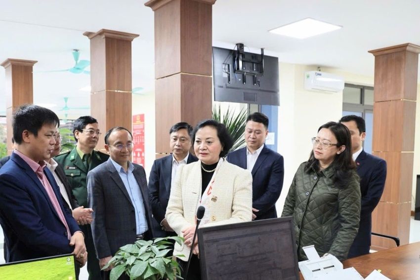 Phó Thủ tướng Phạm Thị Thanh Trà kiểm tra mô hình "thôn số" và phục vụ hành chính công tại tỉnh Lào Cai