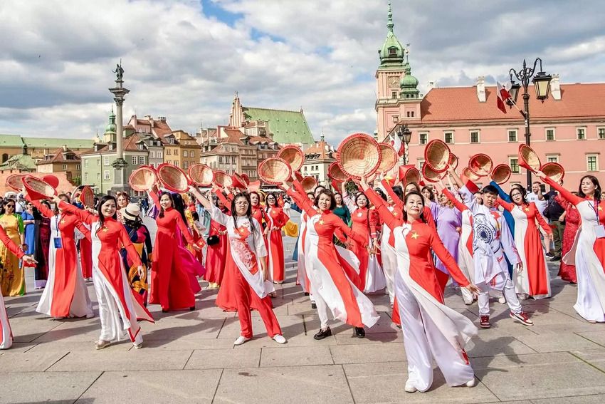 Hội Phụ nữ Việt Nam tại Ba Lan đóng góp ý kiến vào dự thảo văn kiện Đại hội XIV của Đảng