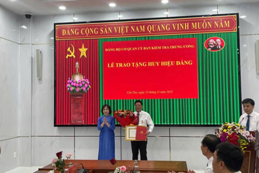 Đảng ủy Cơ quan UBKT Trung ương tổ chức Lễ trao tặng Huy hiệu 40 năm tuổi Đảng cho đồng chí Hồ Minh Chiến, Ủy viên UBKT Trung ương