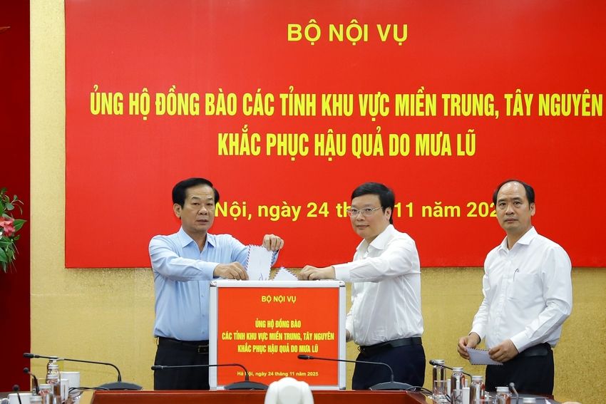 Bộ Nội vụ tổ chức ủng hộ đồng bào khắc phục hậu quả do mưa lũ tại miền Trung và Tây Nguyên
