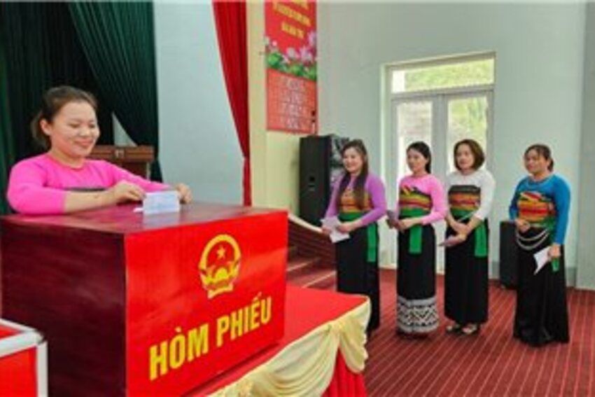 Rộn ràng ngày hội bầu cử nơi vùng biên xứ Thanh