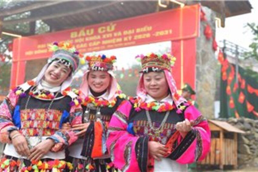 Cử tri Lũng Cú vượt núi đá đi bỏ phiếu