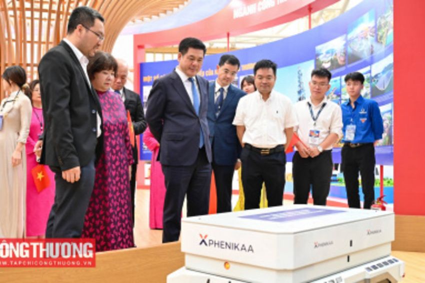 Robot "make in Vietnam" của Phenikaa-X "ghi điểm" tại Triển lãm thành tựu ngành Công Thương