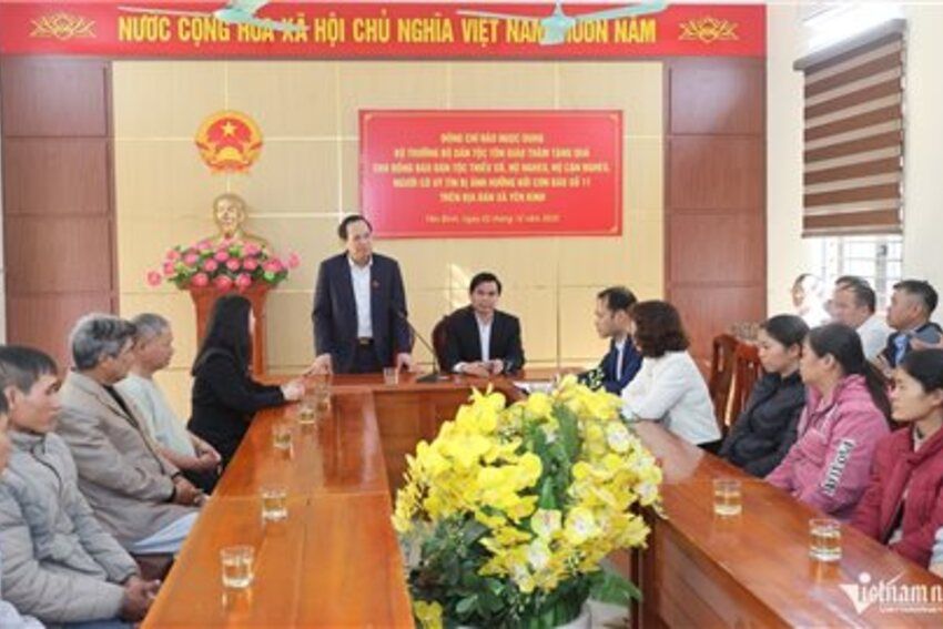 Bộ trưởng Đào Ngọc Dung tặng quà cho các gia đình bị ảnh hưởng bởi bão số 11 ở Lạng Sơn