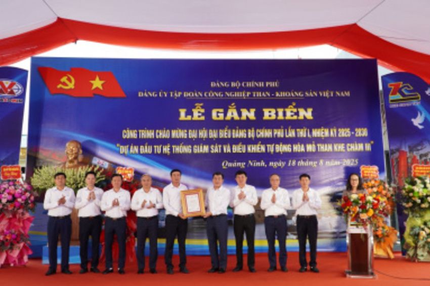 Đảng ủy TKV gắn biển công trình chào mừng Đại hội đại biểu Đảng bộ Chính phủ lần thứ I, nhiệm kỳ 2025 - 2030