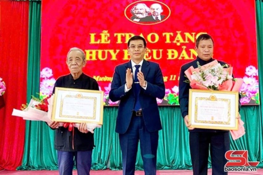 Đồng chí Giám đốc Sở Xây dựng trao huy hiệu Đảng tại các xã Bình Thuận, Mường Khiêng và Mường É