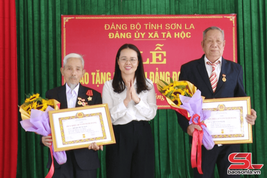 Đồng chí Trưởng ban Tuyên giáo và Dân vận Tỉnh ủy trao Huy hiệu Đảng tại xã Tà Hộc