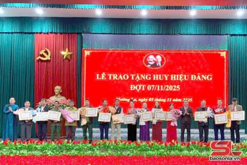 Mường La trao huy hiệu đảng đợt 7/11 cho các đảng viên