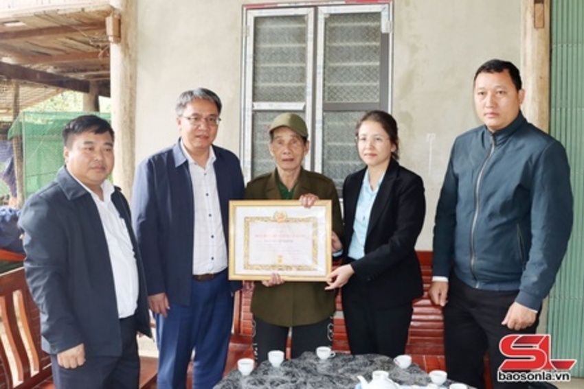 Đồng chí Trưởng Ban Nội chính Tỉnh ủy trao Huy hiệu Đảng tại xã Mường Bú