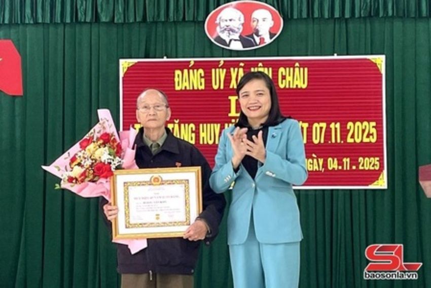 Đồng chí Chủ nhiệm UBKT Tỉnh ủy trao tặng Huy hiệu Đảng tại xã Yên Châu