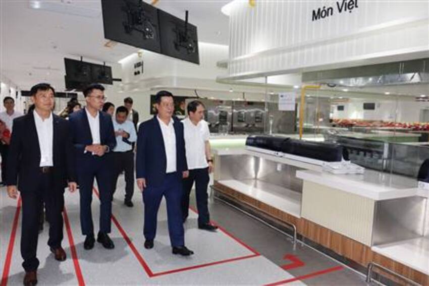 Trưởng Ban Quản lý Khu kinh tế Hải Phòng thăm, làm việc với các doanh nghiệp thuộc Tập đoàn LG tại Khu công nghiệp Tràng Duệ