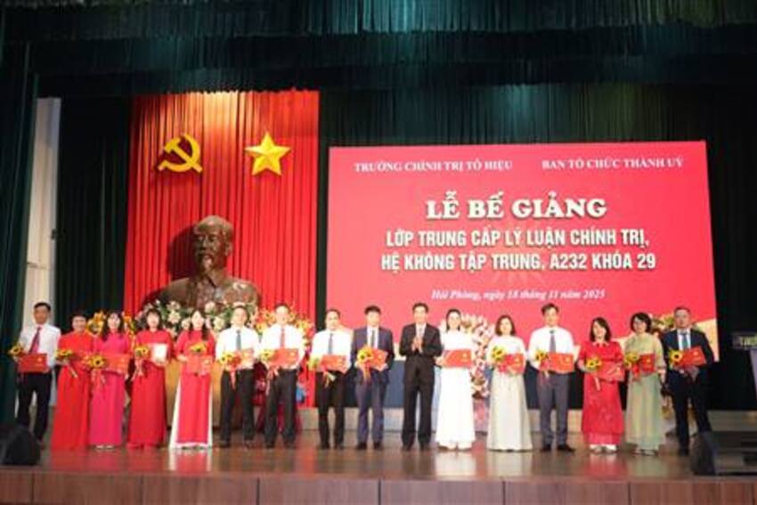 Bế giảng lớp Trung cấp lý luận chính trị, hệ không tập trung, A232 khóa 29