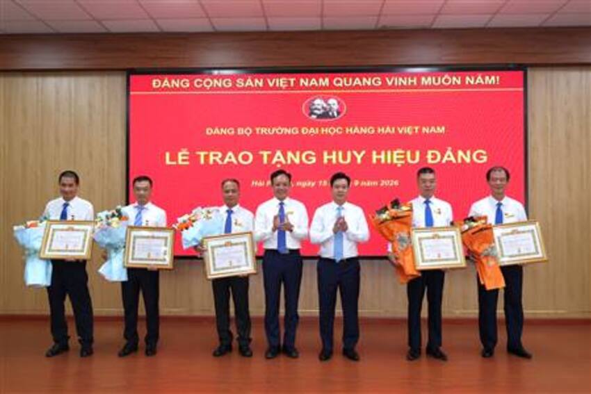 Trao tặng Huy hiệu Đảng cho 06 đảng viên Đảng bộ Trường Đại học Hàng hải Việt Nam