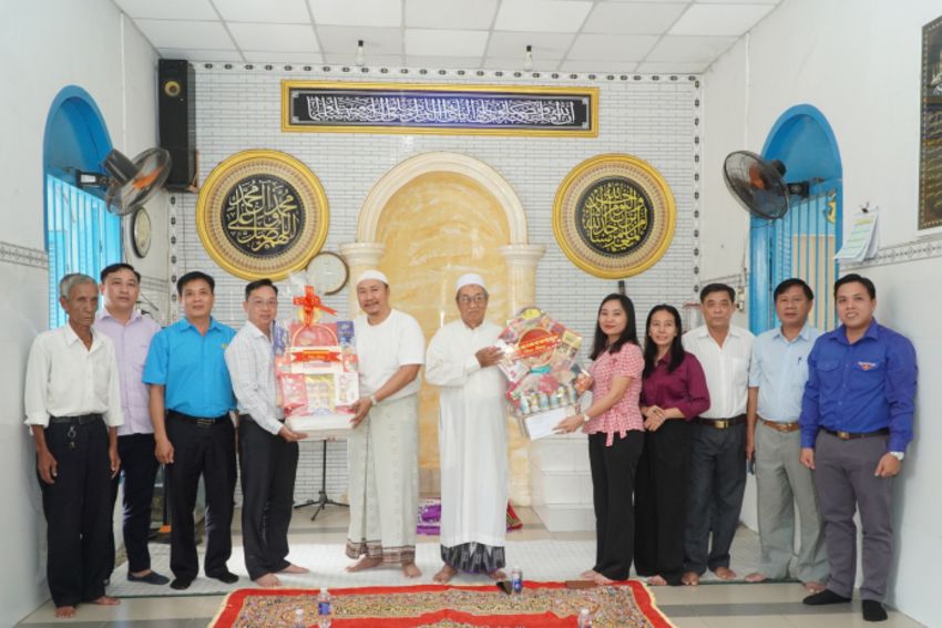 Lãnh đạo UBMTTQ Việt Nam tỉnh thăm, chúc mừng Lễ xả chay Roya Ramadan