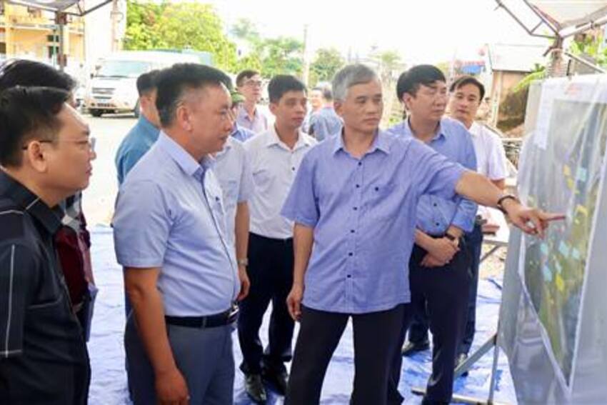 Phó Chủ tịch UBND thành phố Trần Văn Quân kiểm tra tiến độ các dự án giao thông và việc vận hành chính quyền địa phương 02 cấp tại khu vực phía Tây thành phố