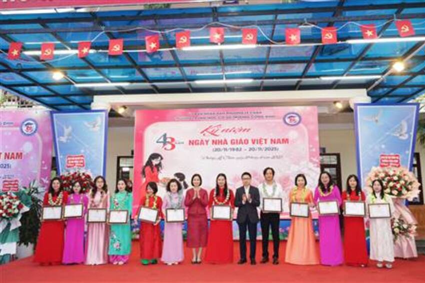 Trường THCS Trương Công Định (phường Lê Chân): Kỷ niệm 43 năm Ngày Nhà giáo Việt Nam và biểu dương giáo viên đạt thành tích cao năm học 2024 - 2025