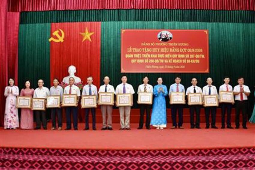 Đảng bộ phường Thiên Hương trao tặng Huy hiệu Đảng đợt 2/9 và quán triệt các văn bản mới của Trung ương, Đảng ủy phường