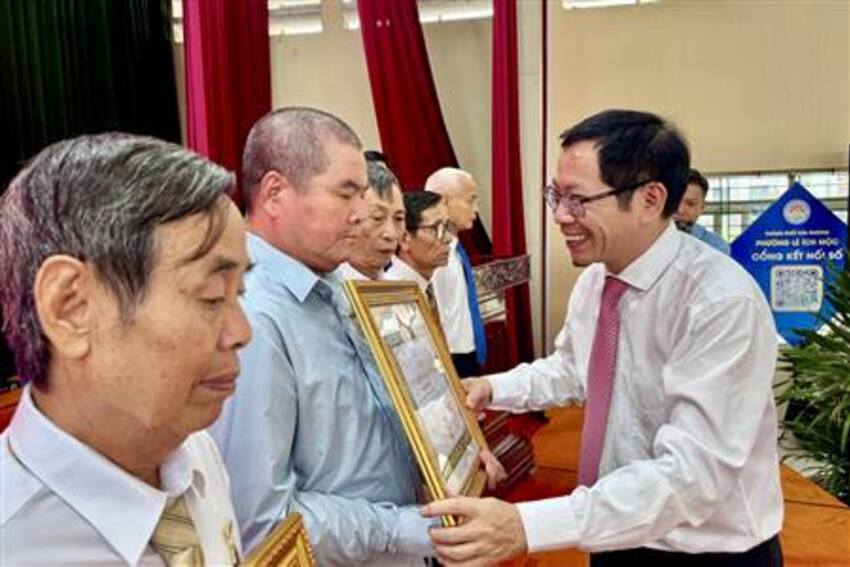 Đảng ủy Phường Lê Ích Mộc trao tặng Huy hiệu Đảng đợt 2/9 và ra mắt Hệ thống Hội nghị trực tuyến