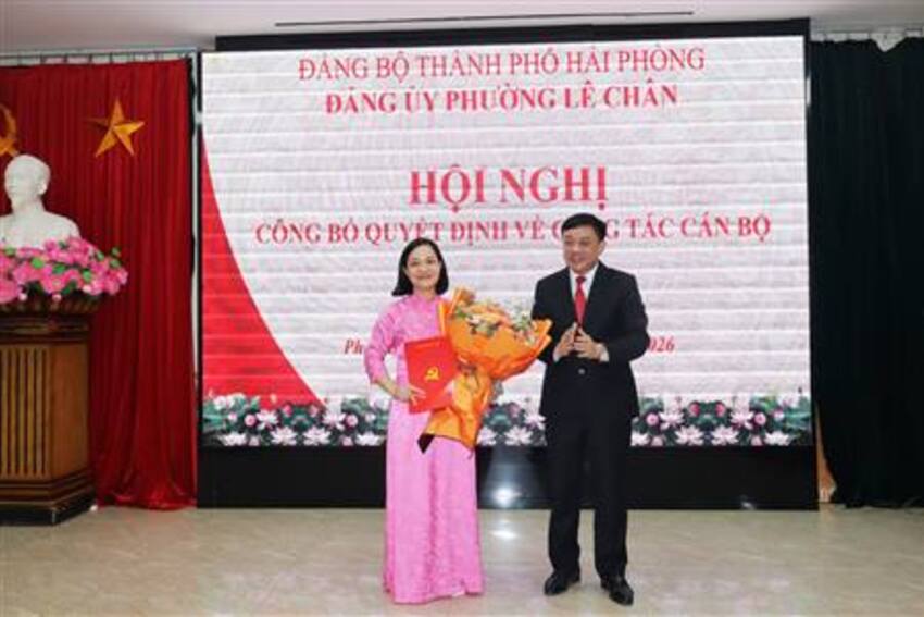 Đảng ủy phường Lê Chân công bố Quyết định về công tác cán bộ Trung tâm Chính trị phường
