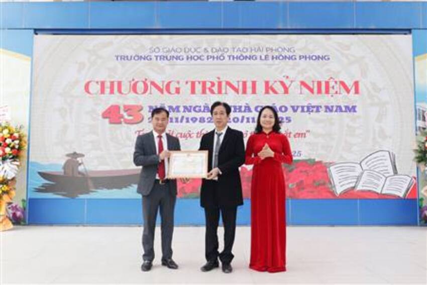 Trường THPT Lê Hồng Phong (phường Hồng Bàng): Kỷ niệm 43 năm Ngày Nhà giáo Việt Nam và biểu dương giáo viên đạt thành tích cao năm học 2024 - 2025