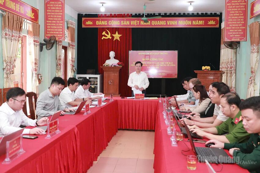 Trưởng ban Tổ chức Tỉnh ủy Trần Quang Minh làm việc với Đảng ủy xã Giáp Trung