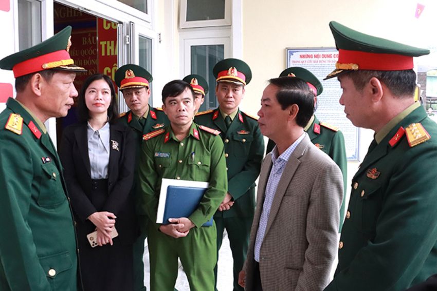 Đoàn công tác số 2 Ủy ban bầu cử thành phố Huế kiểm tra bảo đảm an ninh, trật tự và an toàn xã hội cuộc bầu cử