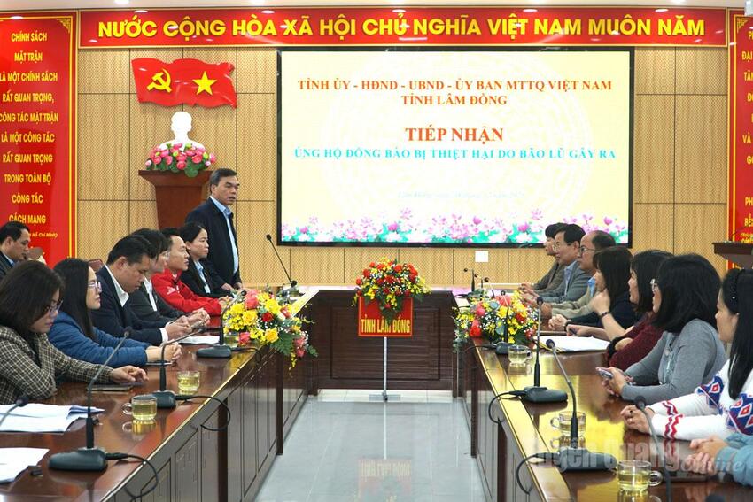 Đồng chí Ma Thế Hồng, Phó Bí thư Tỉnh ủy, Chủ tịch Ủy ban MTTQ tỉnh thăm hỏi, trao hỗ trợ đồng bào tỉnh Lâm Đồng bị thiệt hại do thiên tai