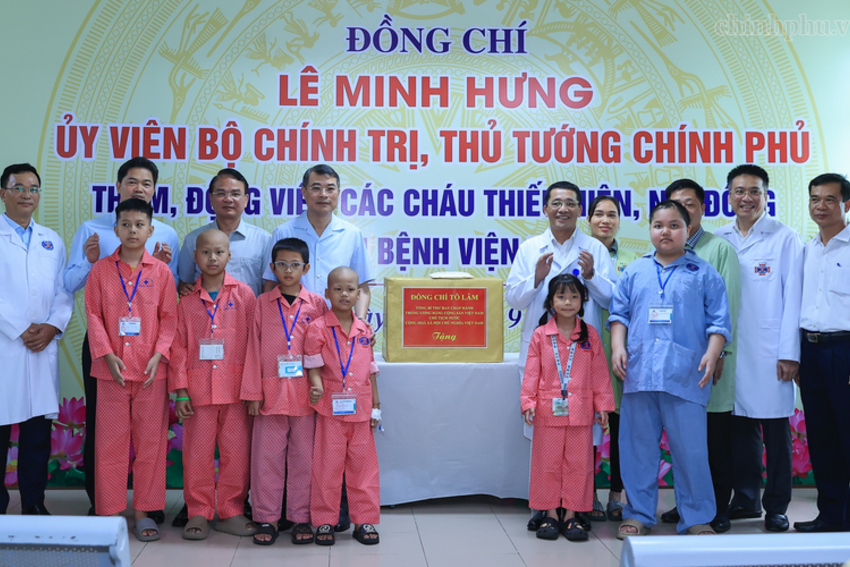 Thủ tướng trao quà của Tổng Bí thư, Chủ tịch nước Tô Lâm tặng các bệnh nhi ung thư