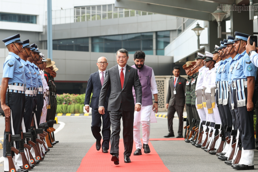 Thủ tướng tới New Delhi, bắt đầu chương trình dự Hội nghị thượng đỉnh BRICS và làm việc song phương tại Ấn Độ