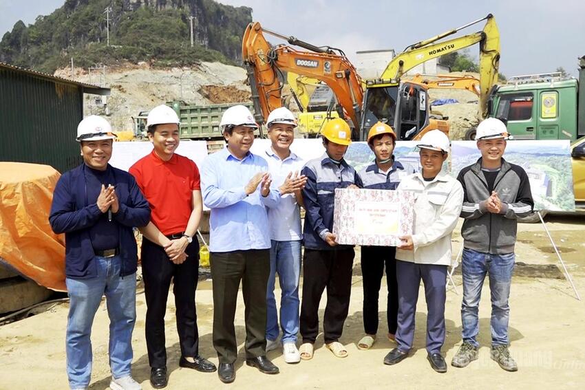 Đồng chí Giám đốc Công an tỉnh kiểm tra tiến độ xây dựng Trường Phổ thông Nội trú liên cấp tại Xín Mần