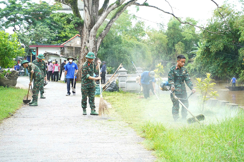 Gần 1.000 người ra quân làm đẹp sông Phù Bài