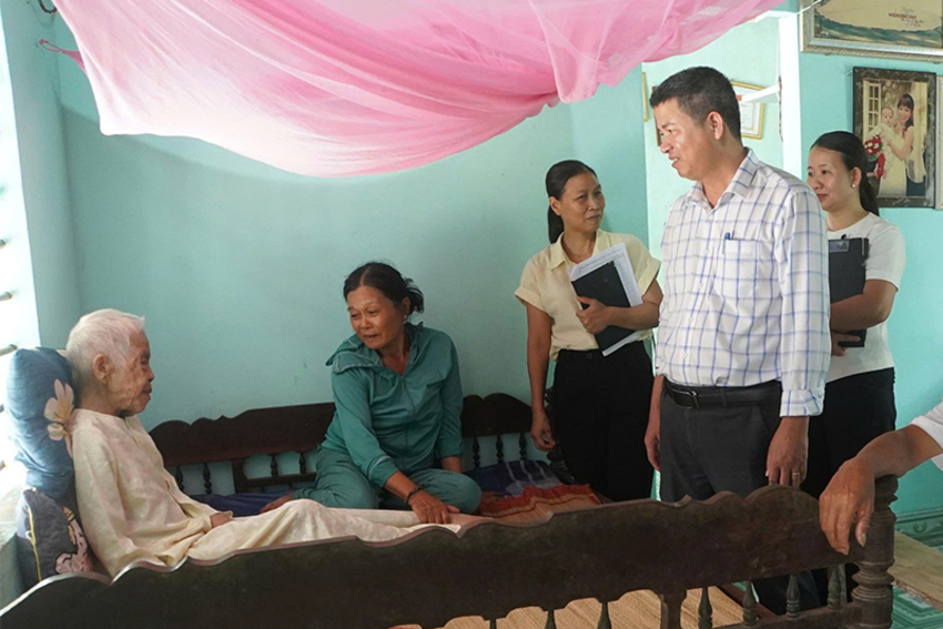 Phú Vang: Mang dịch vụ công trực tuyến đến tận giường bệnh cho người già, người đặc biệt khó khăn