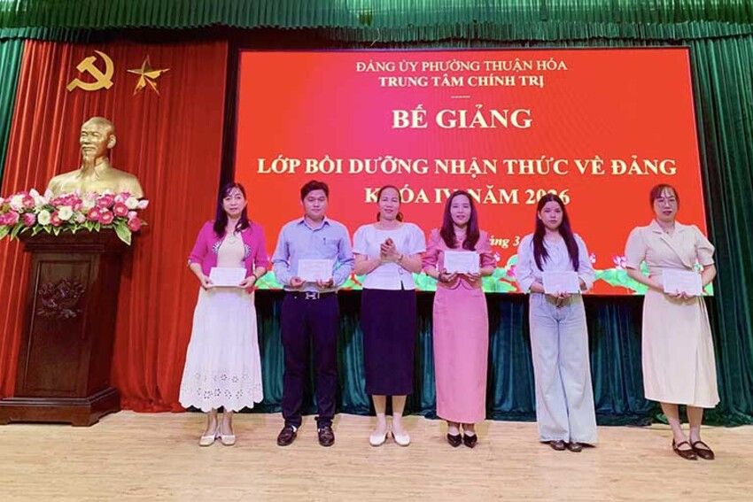 Phường Thuận Hóa: Bế giảng lớp bồi dưỡng nhận thức về Đảng khóa IV năm 2026