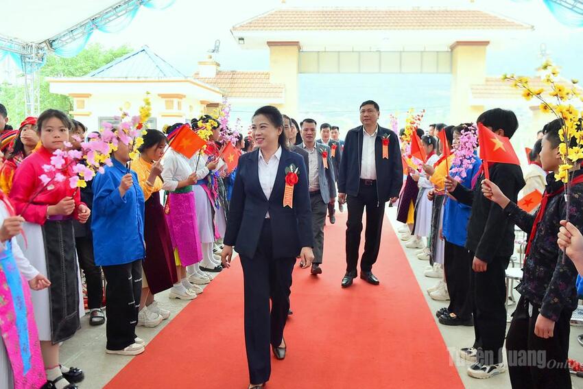 Đồng chí Lê Thị Kim Dung, Phó Bí thư Thường trực Tỉnh ủy dự Lễ động thổ Dự án xây dựng trường Phổ thông nội trú liên cấp Tiểu học và THCS Lũng Cú