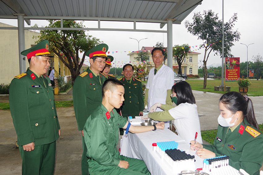 Bộ CHQS thành phố Huế khám phúc tra sức khỏe cho 280 chiến sĩ mới nhập ngũ năm 2026