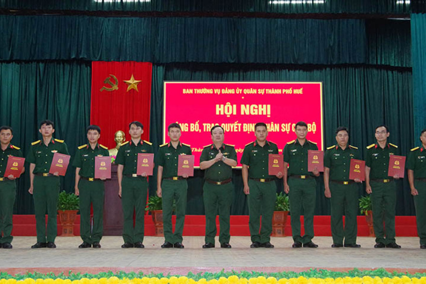 Ban Thường vụ Đảng ủy Quân sự thành phố công bố, trao quyết định nhân sự cán bộ năm 2026