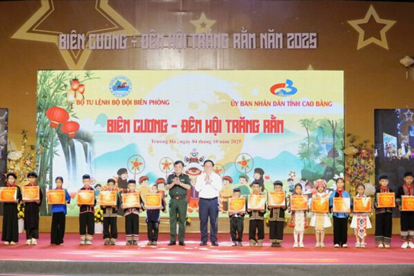 Đồng chí Trưởng Ban Tuyên giáo và Dân vận Trung ương dự Chương trình “Biên cương - Đêm hội trăng rằm” năm 2025 tại Cao Bằng
