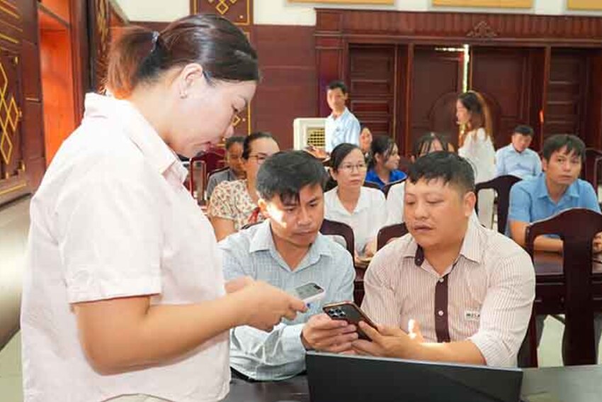 Tập huấn ứng dụng trí tuệ nhân tạo (AI) trong công tác chuyên môn cho gần 100 cán bộ, công chức, viên chức xã Phú Lộc