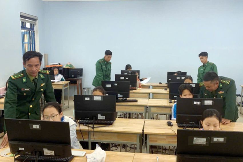 Nâng cao kiến thức pháp luật và chuyển đổi số cho học sinh biên giới biển