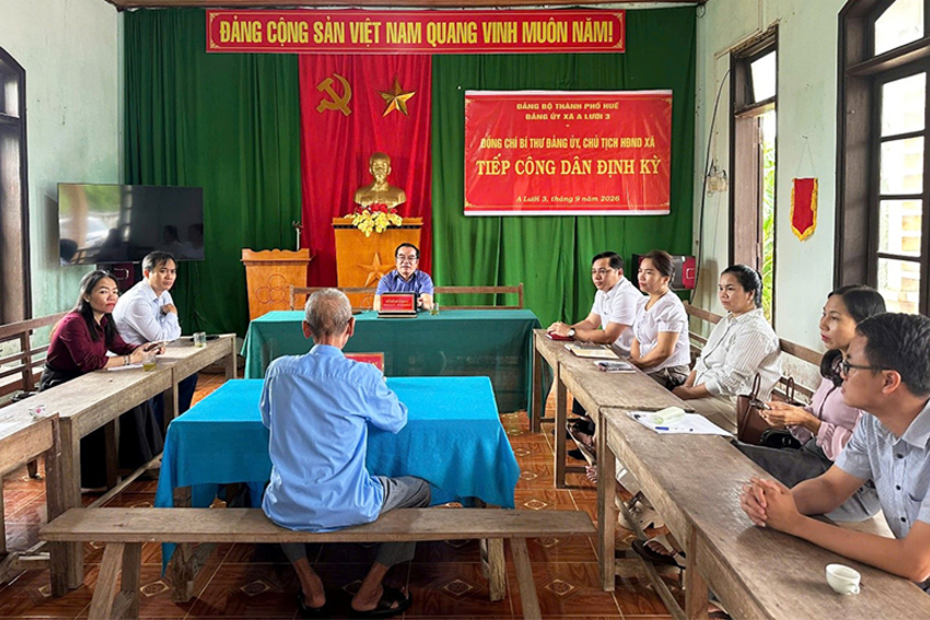 Bí thư Đảng ủy xã A Lưới 3 tiếp công dân định kỳ tại thôn Sơn Thủy