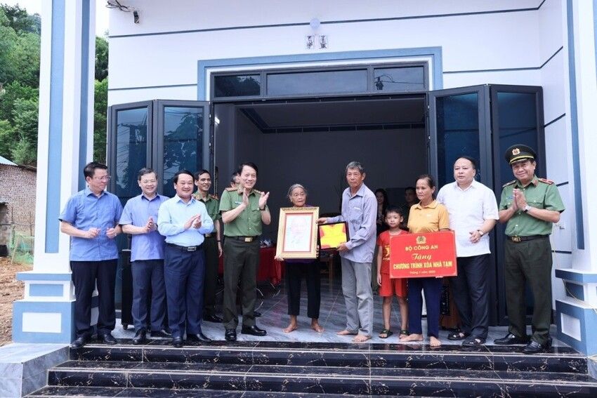 Công an tỉnh Tuyên Quang phát huy truyền thống quê hương cách mạng, quyết tâm thực hiện, làm theo, gương mẫu, đi đầu trong học tập, thực hiện Sáu điều Bác dạy gắn với phong trào thi đua “Ba nhất”