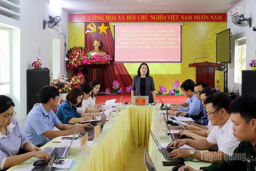 Đồng chí Lý Thị Lan, Ủy viên Ban Thường vụ Tỉnh ủy, Trưởng đoàn ĐBQH chuyên trách khoá XV tỉnh làm việc với Đảng ủy xã Tùng Bá