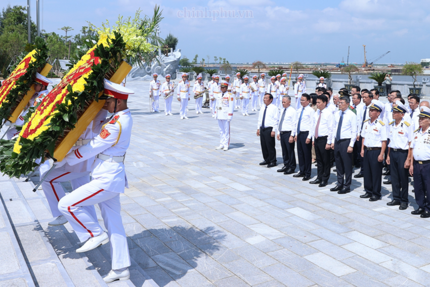 Thủ tướng dâng hương tưởng niệm tại Di tích Quốc gia đặc biệt Đường Hồ Chí Minh trên biển