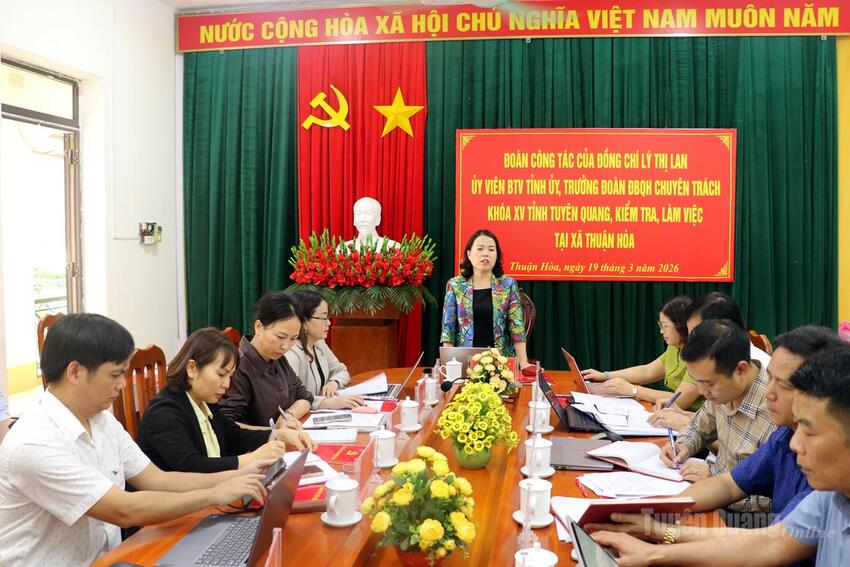 Đồng chí Lý Thị Lan, Ủy viên Ban Thường vụ Tỉnh ủy, Trưởng đoàn ĐBQH chuyên trách khoá XV tỉnh làm việc với Đảng ủy xã Thuận Hoà