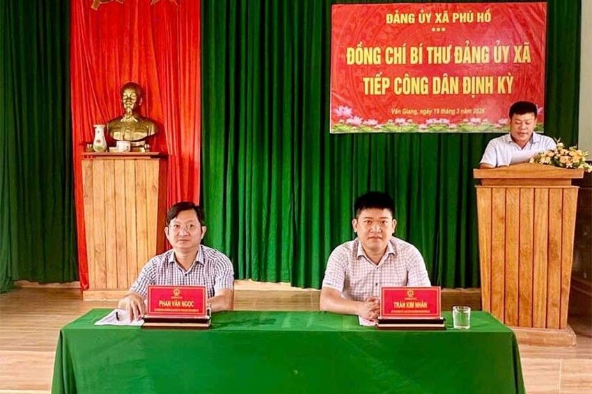 Phú Hồ: Bí thư Đảng ủy xã tiếp công dân định kỳ tại thôn Văn Giang