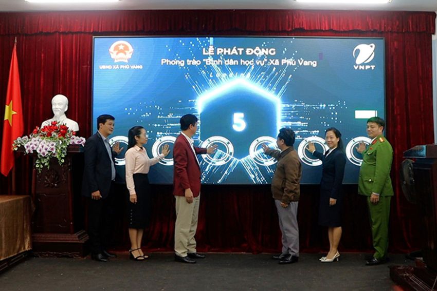 Xã Phú Vang: Thường trực Đảng ủy dự phát động phong trào “Bình dân học vụ số” và tập huấn về chuyển đổi số và ứng dụng công nghệ AI năm 2025